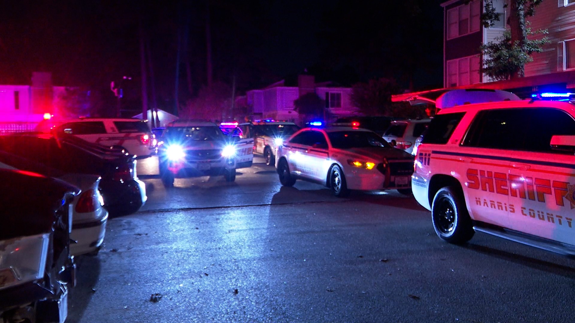 Investigators with the Harris County Sheriff’s Office overnight responded to a deadly shooting at an apartment complex south of Spring.