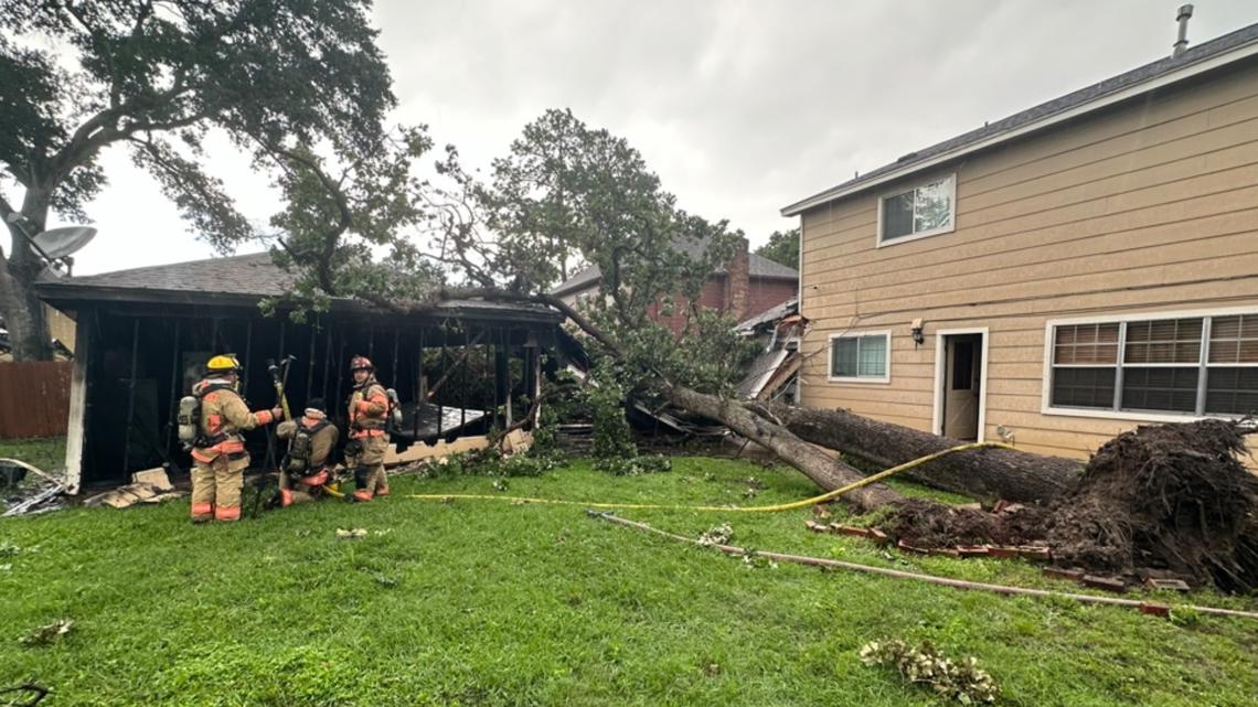 Houston and Texas flooding: Fallen tree starts house fire - Vimarsana News