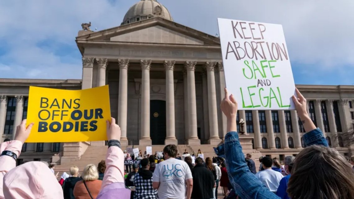 Oklahoma melewati larangan aborsi total, lebih lanjut membatasi pilihan untuk Texas
