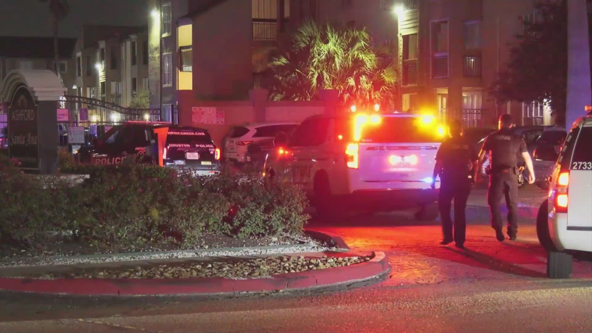 Man shoots at officers during chase in stolen car, Houston police say ...