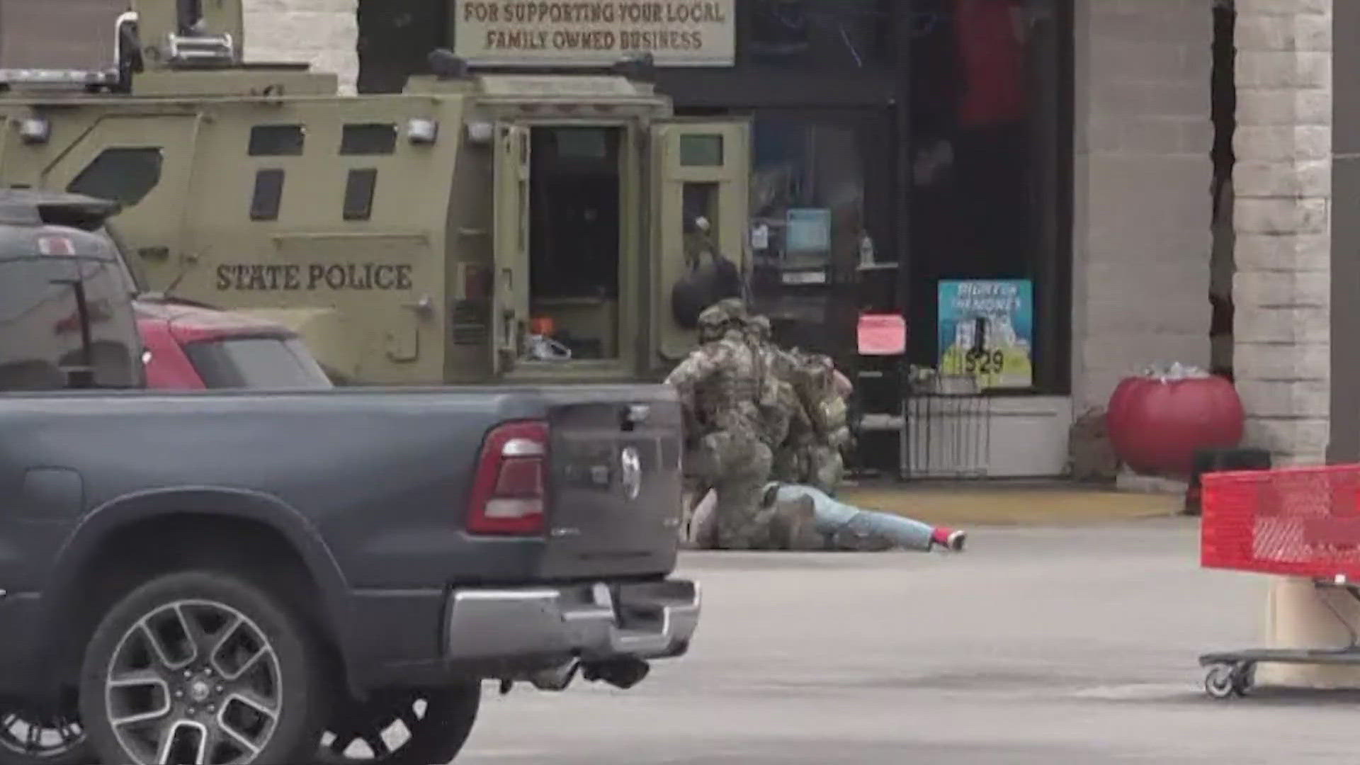 Man arrested after he barricaded himself inside East Texas grocery ...