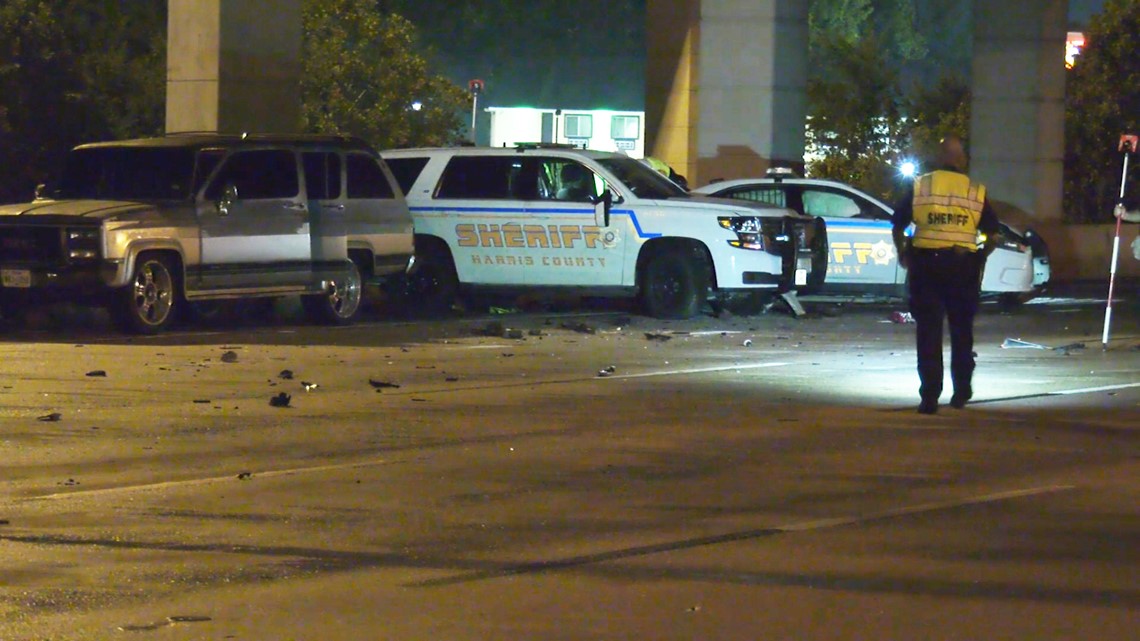 Harris County sheriff's deputies crash while responding to arrest