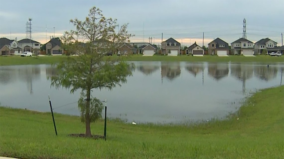 Gadis dalam kondisi kritis setelah mengembara, jatuh ke kolam SW Harris County, kata penyelidik
