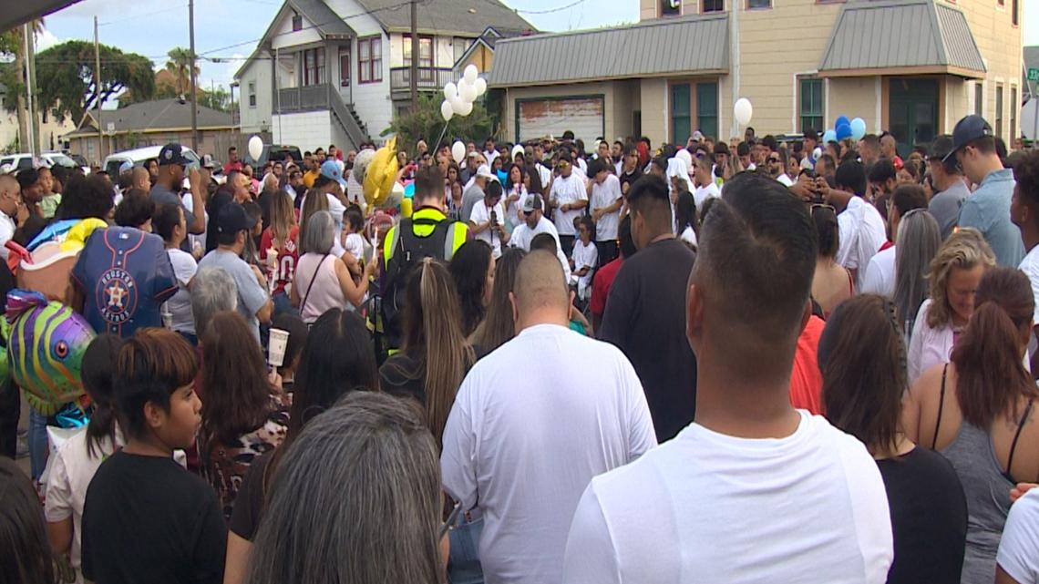 Vigil diadakan untuk 4 orang yang tewas dalam kecelakaan Galveston minggu lalu