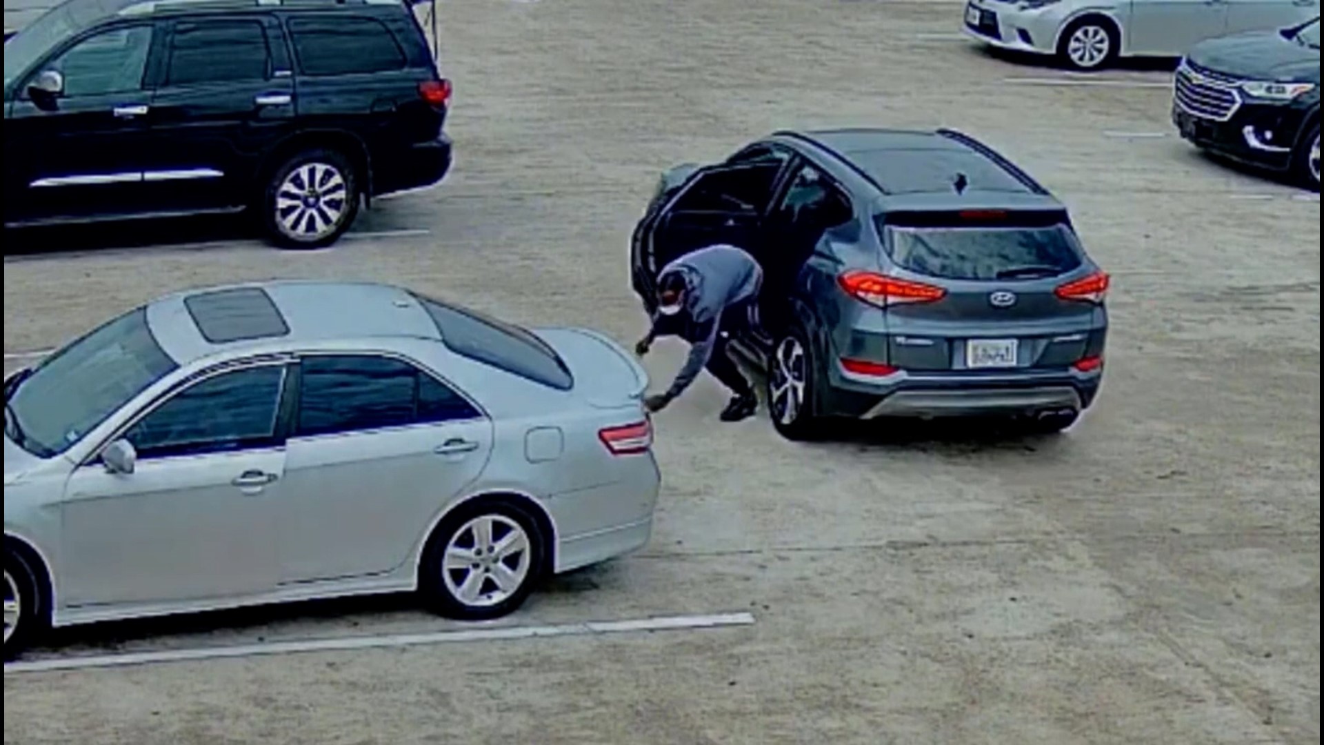 HPD: Surveillance video shows thieves stealing purse from woman in her ...