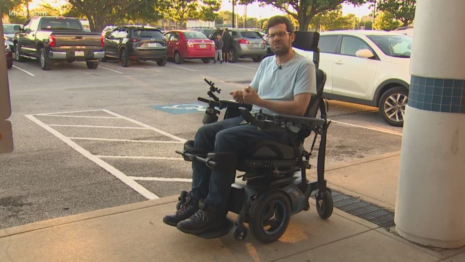 An out-of-town news crew blocks a handicap spot at a polling place. An adult and children are caught on camera stealing Halloween candy in Kingwood, plus more top stories on KHOU 11 News at 10 p.m. for Nov. 1, 2018.