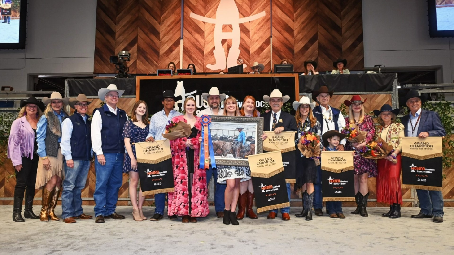 Teen breaks record for Houston rodeo art auction