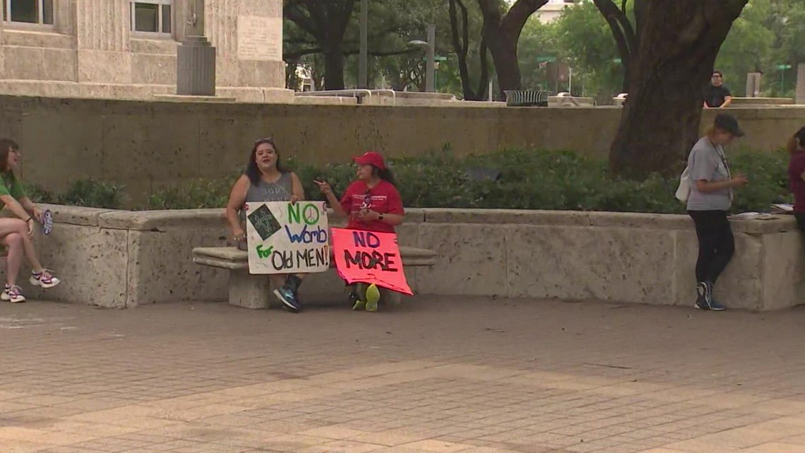 Pemrotes hak aborsi berbaris ke Balai Kota