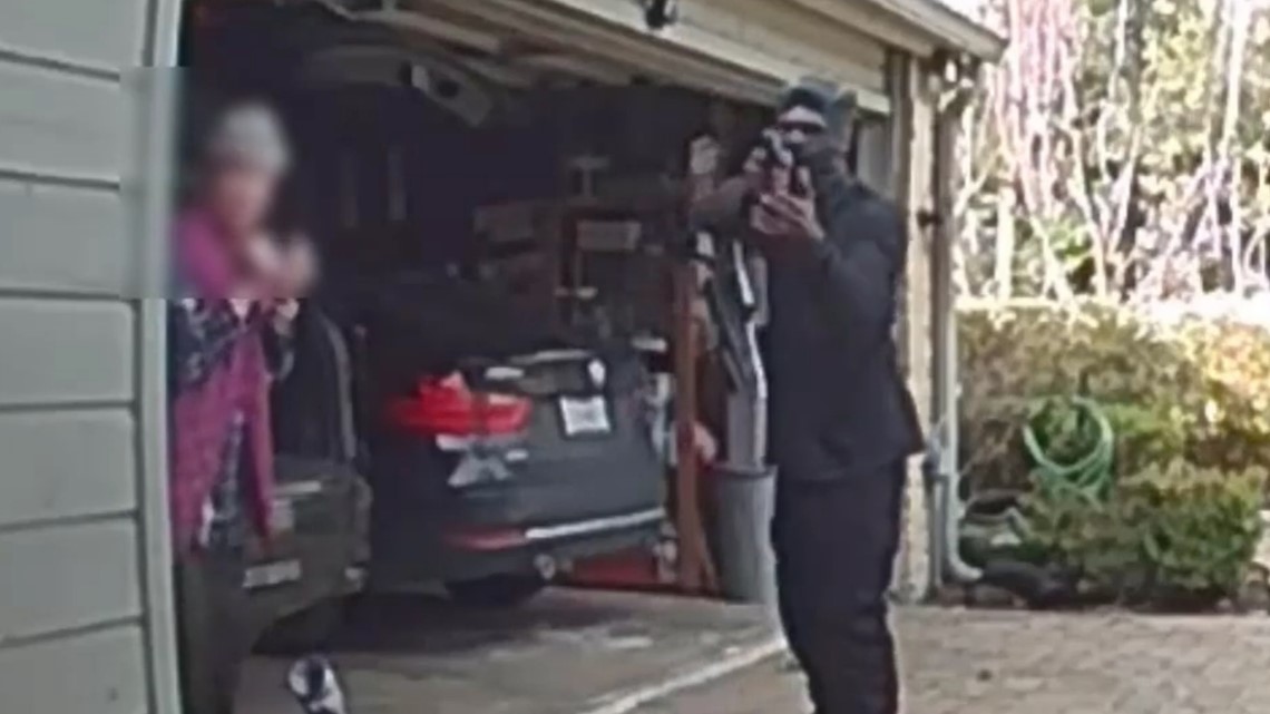 Woman robbed at gunpoint in her garage | Houston, Texas crime - Vimarsana News