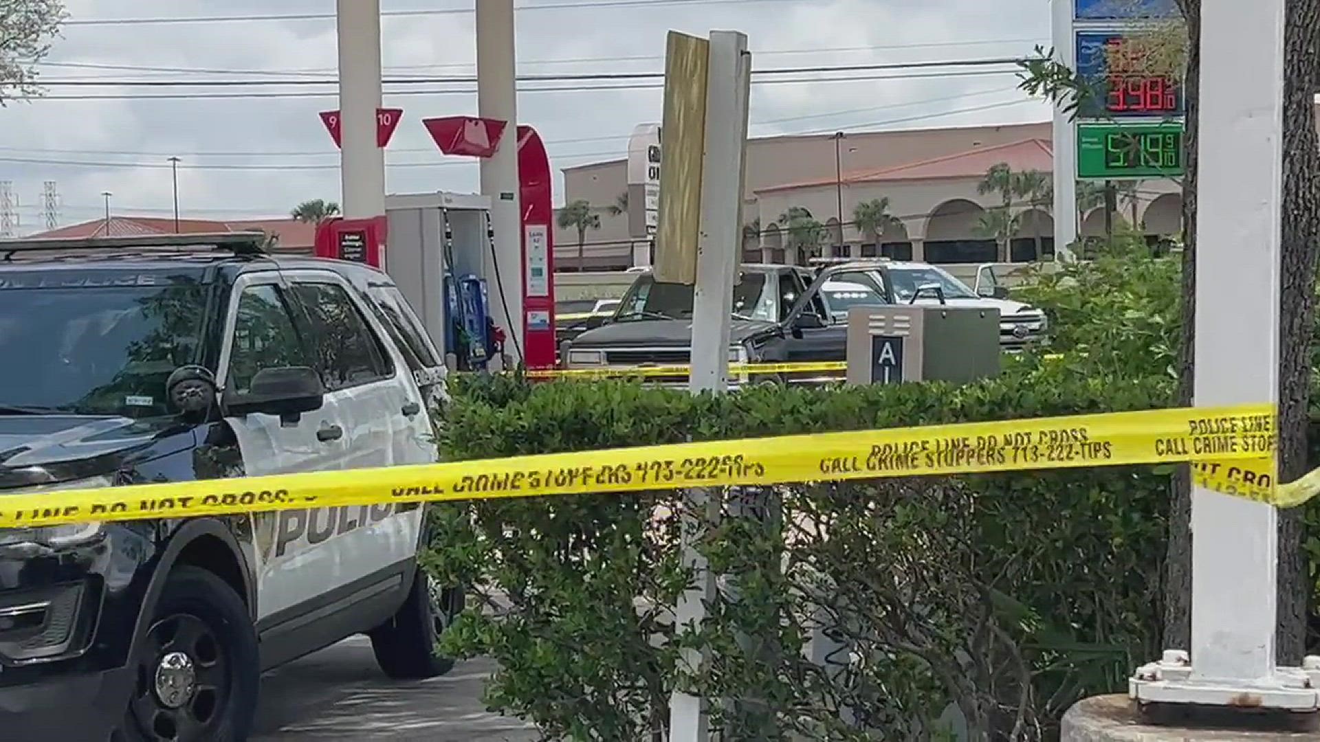 Raw video Officer reportedly shot in southeast Houston