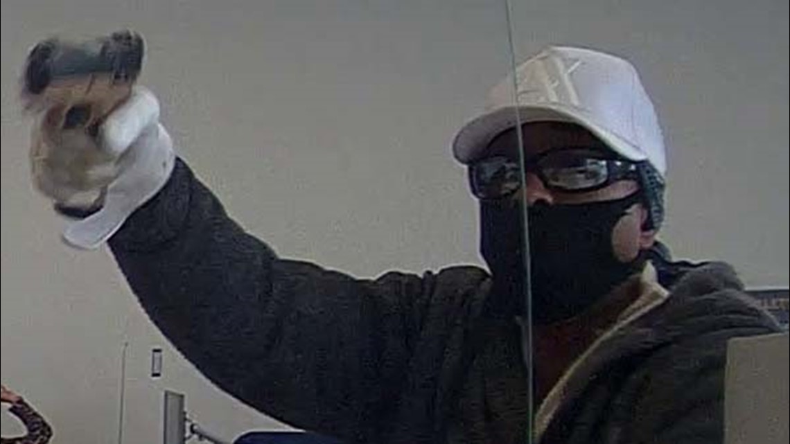 Pria bersenjata bertopeng mengenakan topi Armani, sarung tangan baseball merampok bank Katy