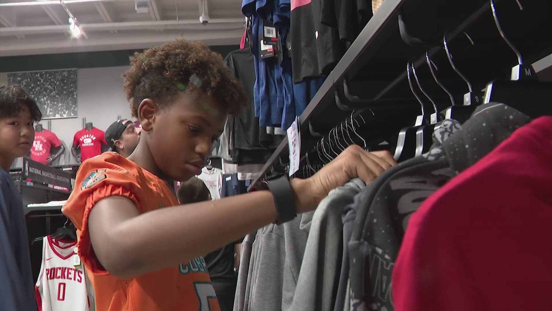 Houston Texans player takes kids on shopping spree to Dick's