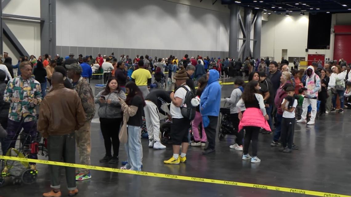 Tens of thousands of hungry Houstonians line up for the annual Thanksgiving Super Feast downtown