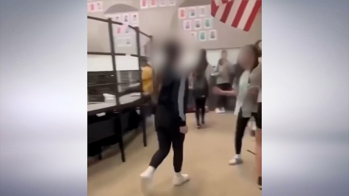 Video Junior high school student repeatedly hits another girl in Katy