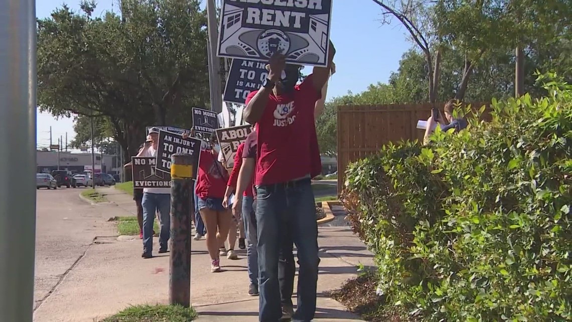 Protesting Houston apartment complexes - Vimarsana News