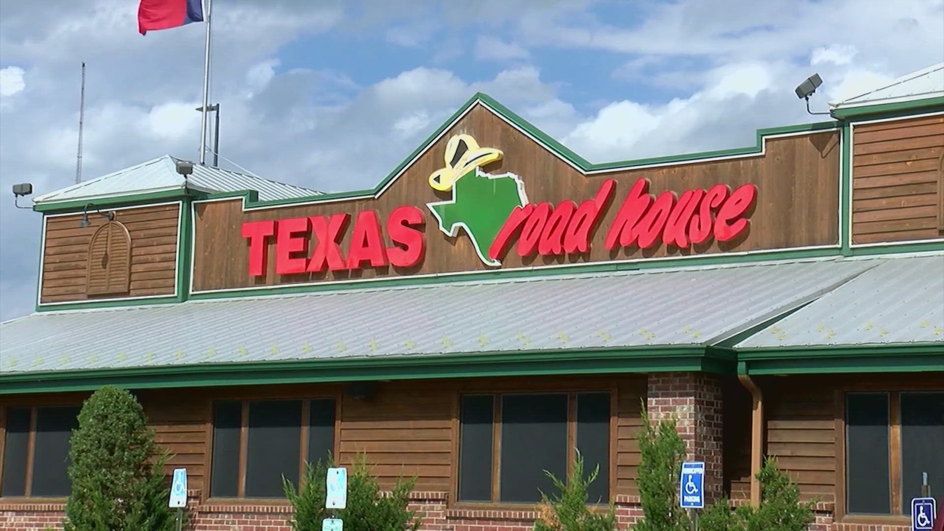 Texas Roadhouse overtakes Olive Garden as largest casual dining chain