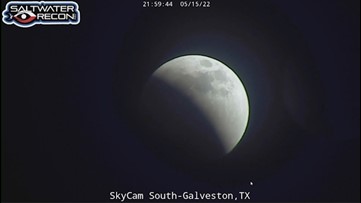 Total lunar eclipse takes over night sky in Houston