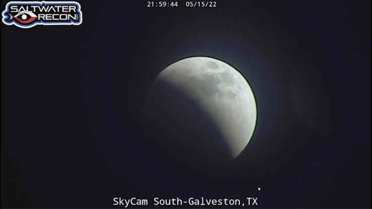 Total lunar eclipse takes over night sky in Houston