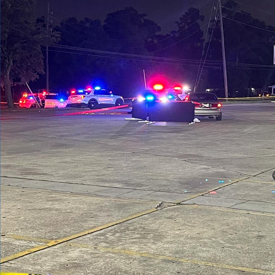 Man found shot dead at Houston shopping center | khou.com