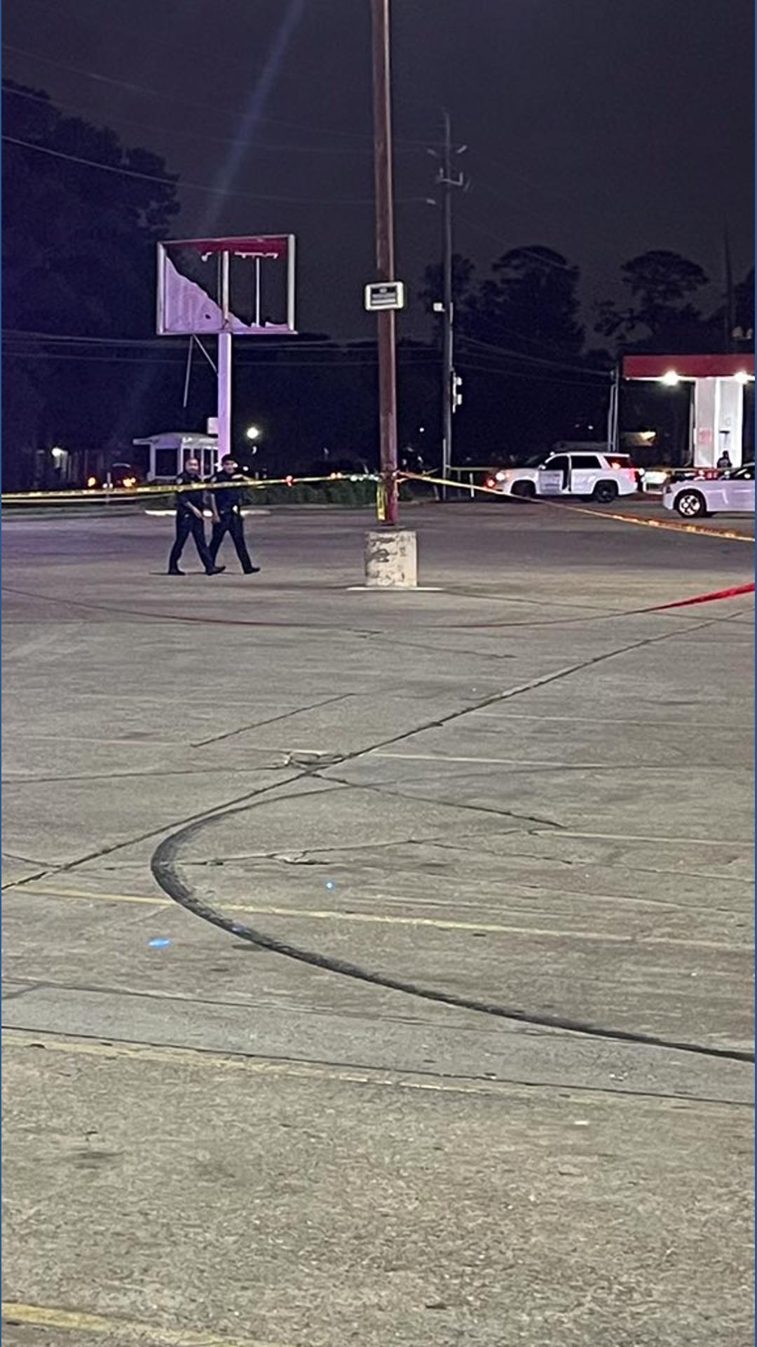 Man found shot dead at Houston shopping center | khou.com