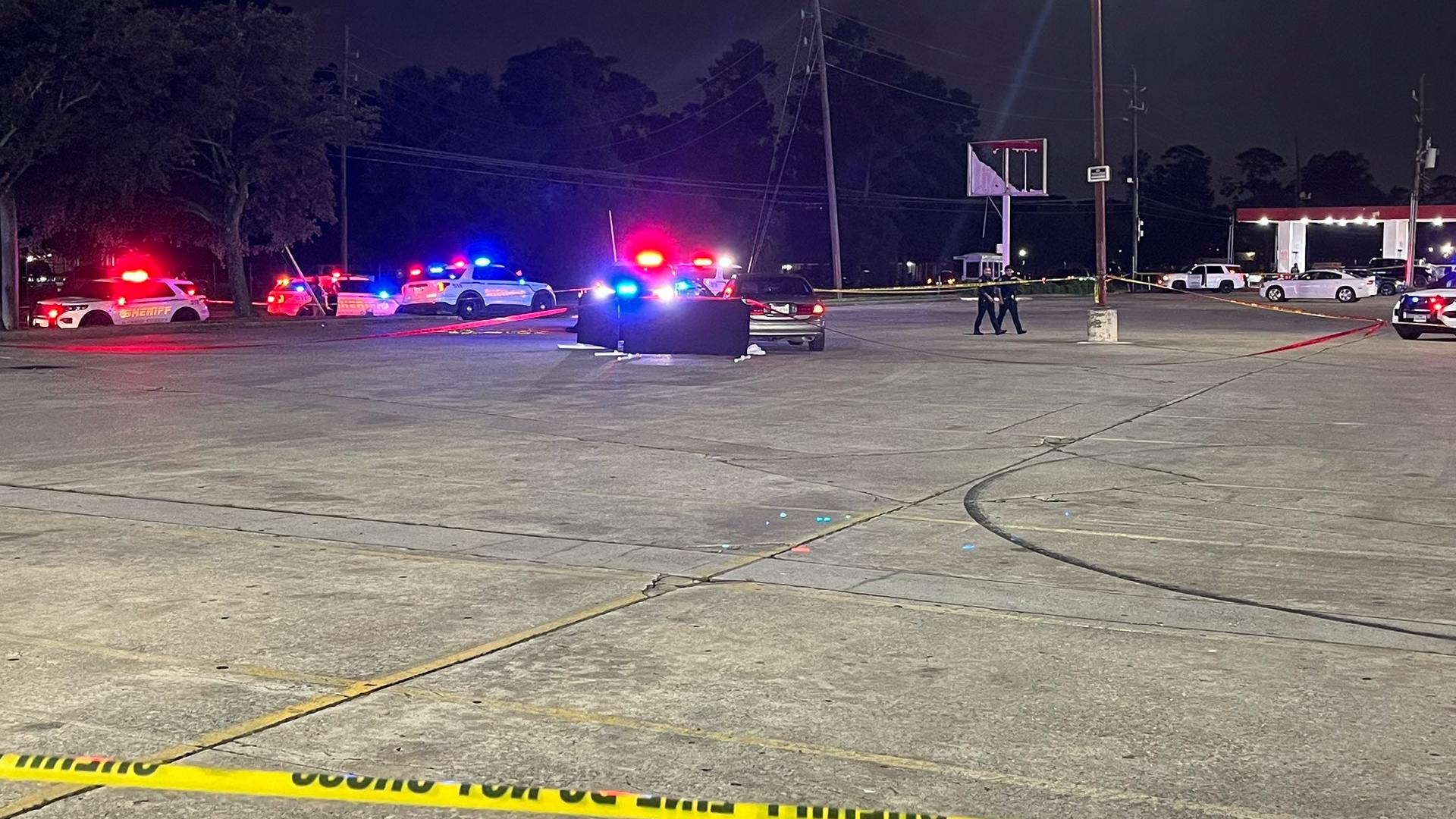 Man found shot dead at Houston shopping center | khou.com