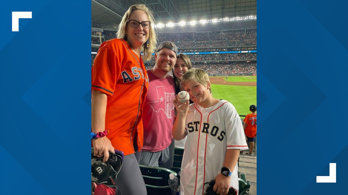 Jose Altuve gives jersey to young fan after Astros loss