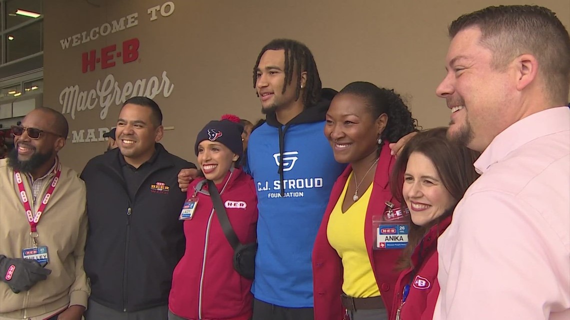 CJ Stroud, his mother pass out Thanksgiving meals at HEB