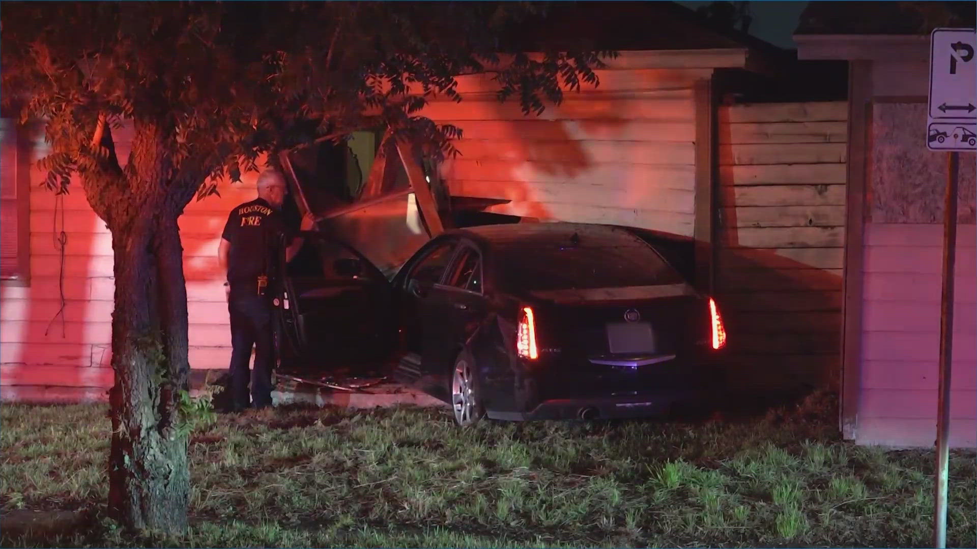 HPD: Chase ends when car crashes into home on Cotton Drive | khou.com