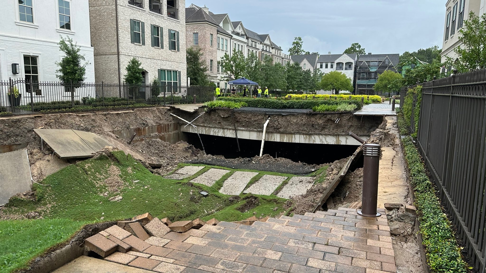 Houston, Texas news: Sinkhole forces residents to evacuate | khou.com