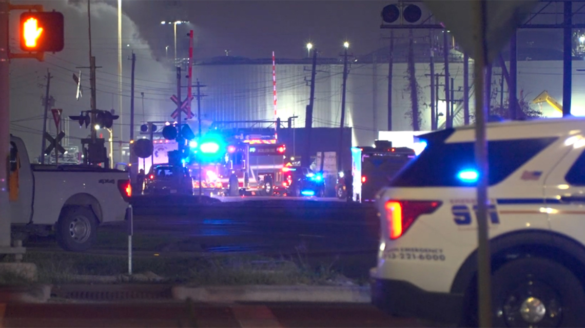 2 rushed to hospital after sulfuric acid leak at plant in Channelview area, HCSO says