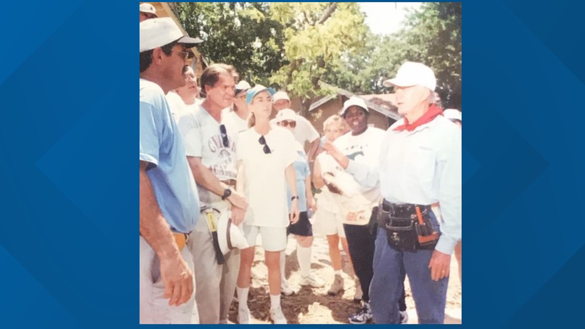 Temui keluarga yang membangun rumah di Houston bersama Jimmy Carter pada tahun 1998