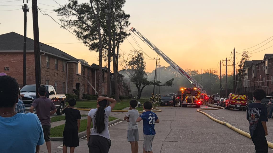 Firefighter injured after balcony collapse at west Houston apartment fire, HFD says