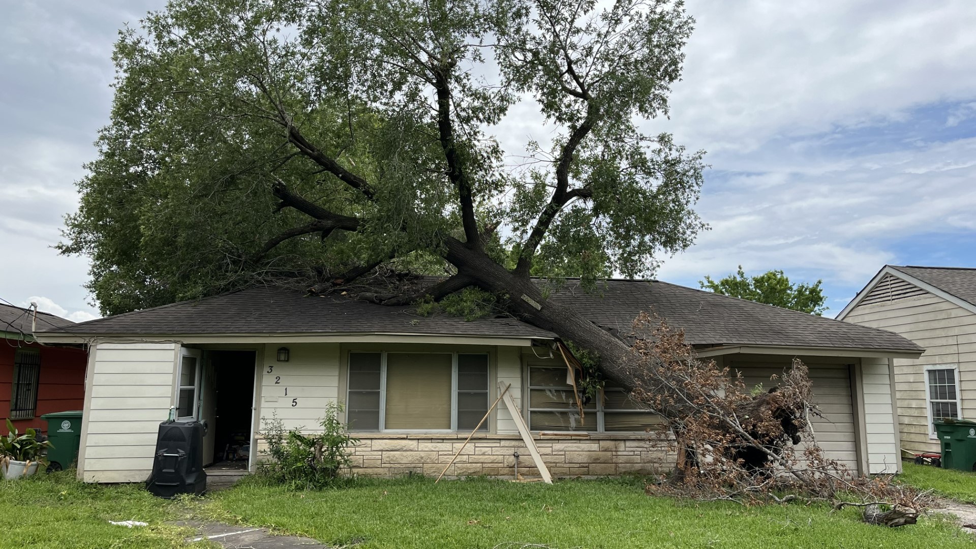 Severe Thunderstorms Leave Behind Damage Across Houston, Texas | Khou.com