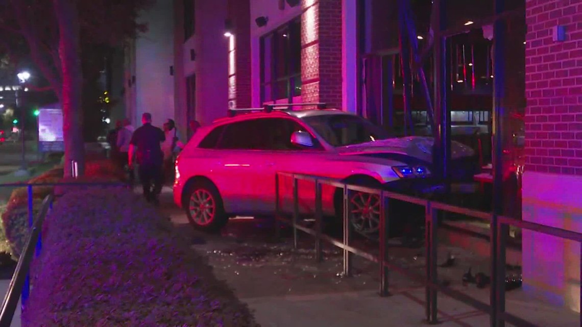HPD: Wanita menabrakkan SUV ke restoran area River Oaks