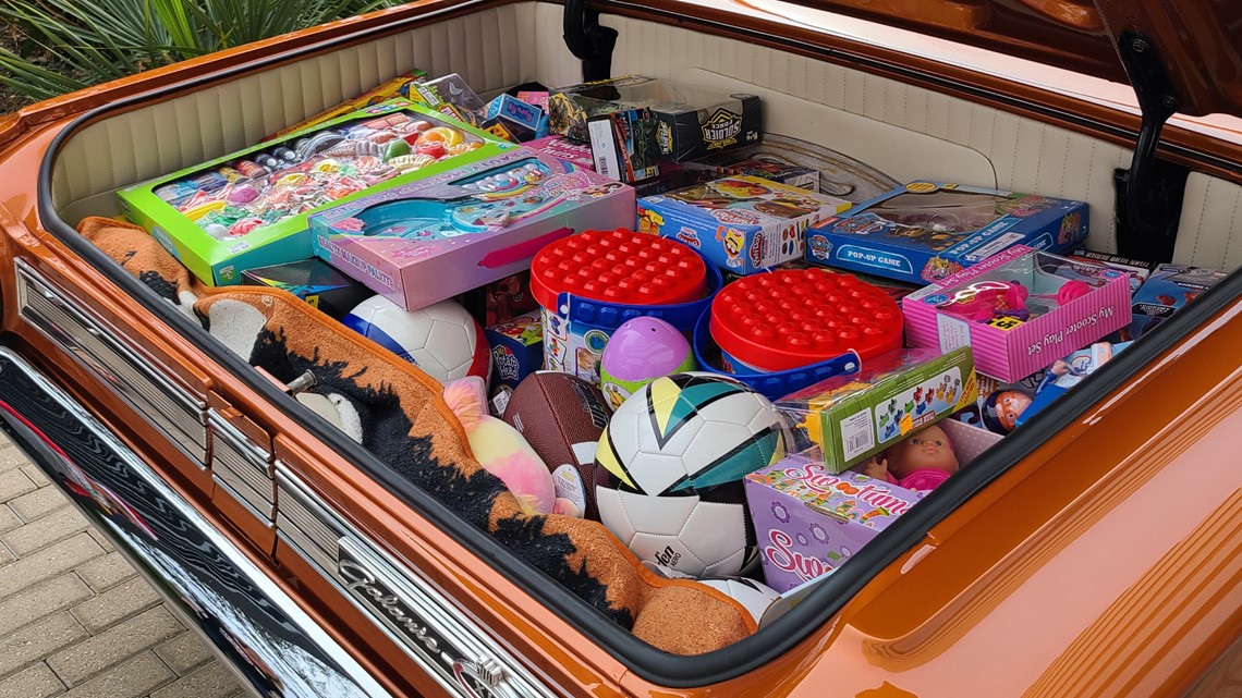 Puluhan mobil klasik berhenti untuk KHOU 11 Secret Santa mainan drive yang menguntungkan Salvation Army