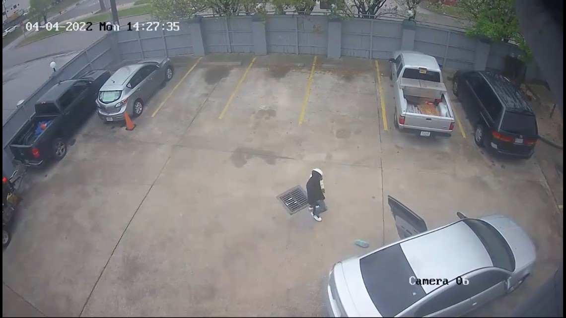 Video: Tersangka bersenjata merampok pria yang menjual mobil di Facebook Marketplace