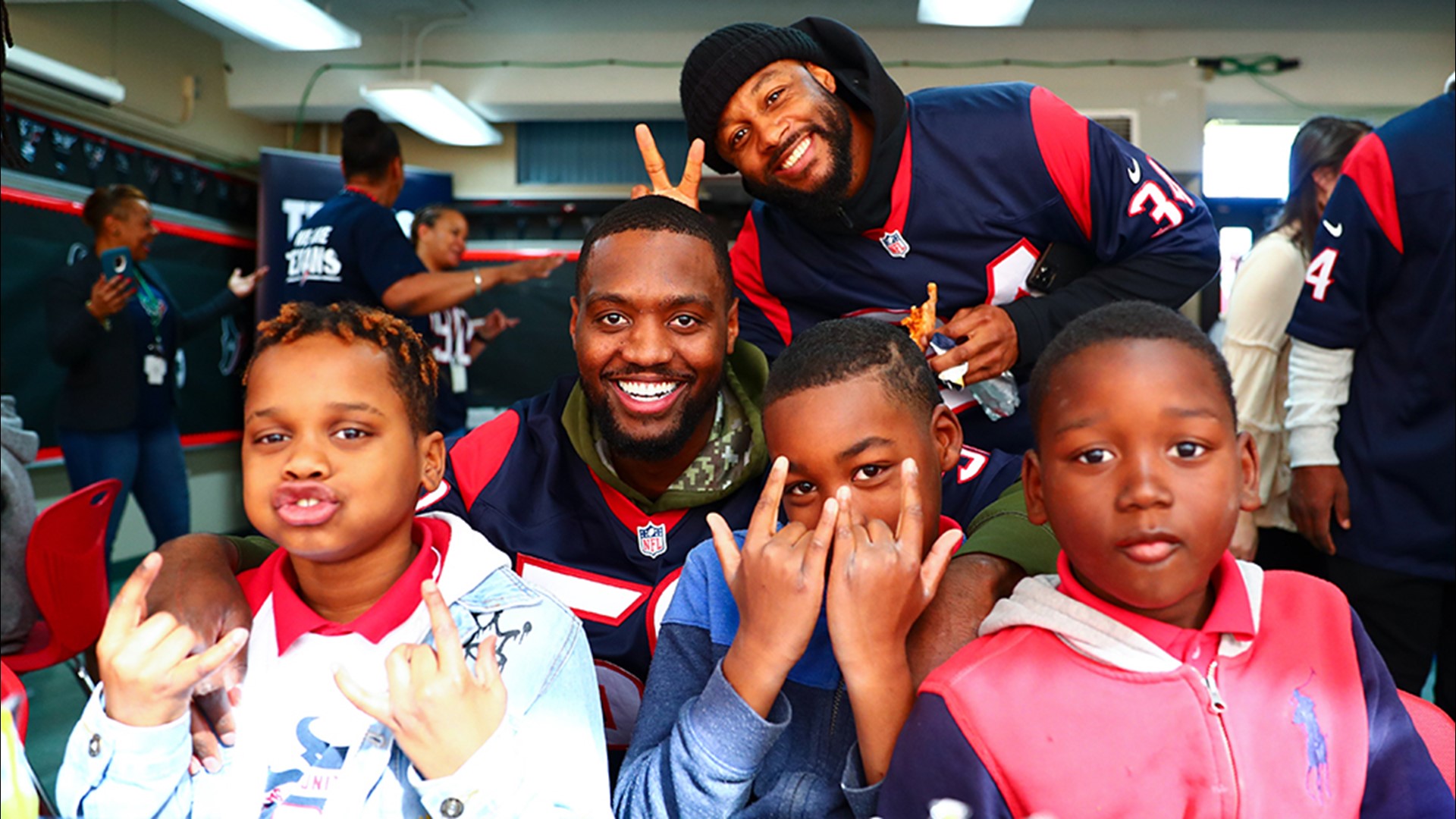 Houston Texans players surprised 3rd graders at Blackshear Elementary Tuesday with a Playoff Pizza Party.