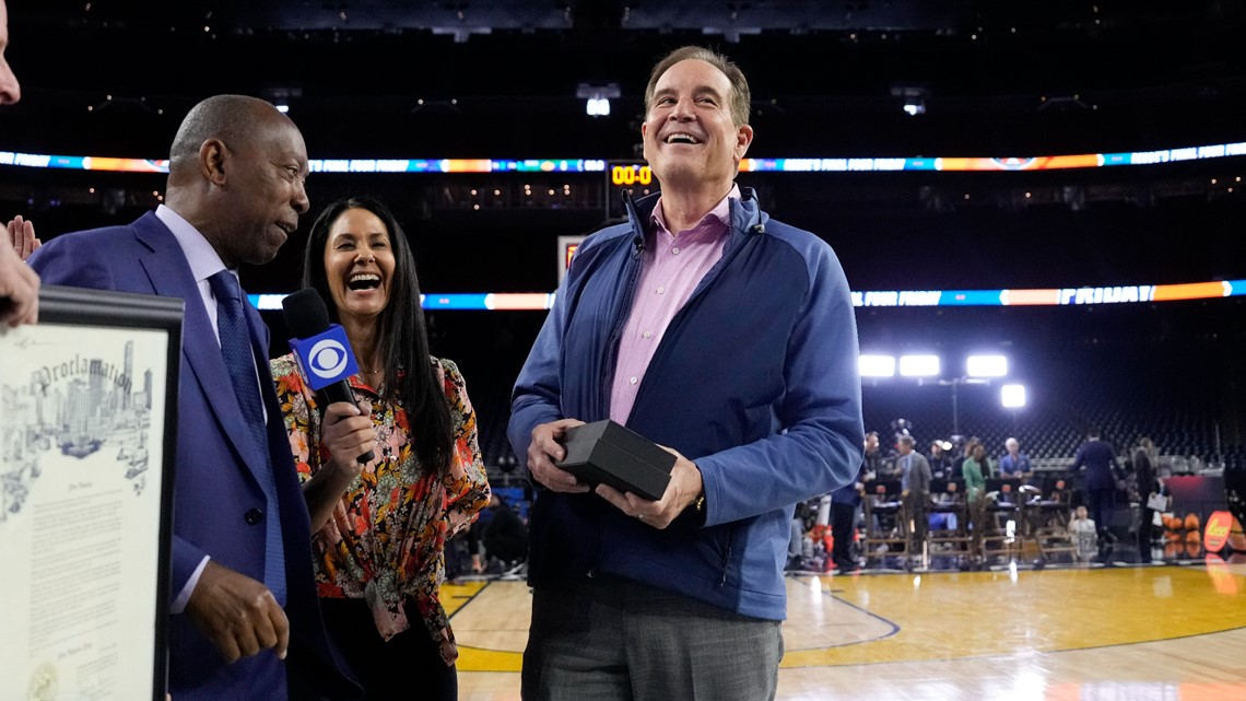 Jim Nantz receives standing ovation while calling his last Final Four run