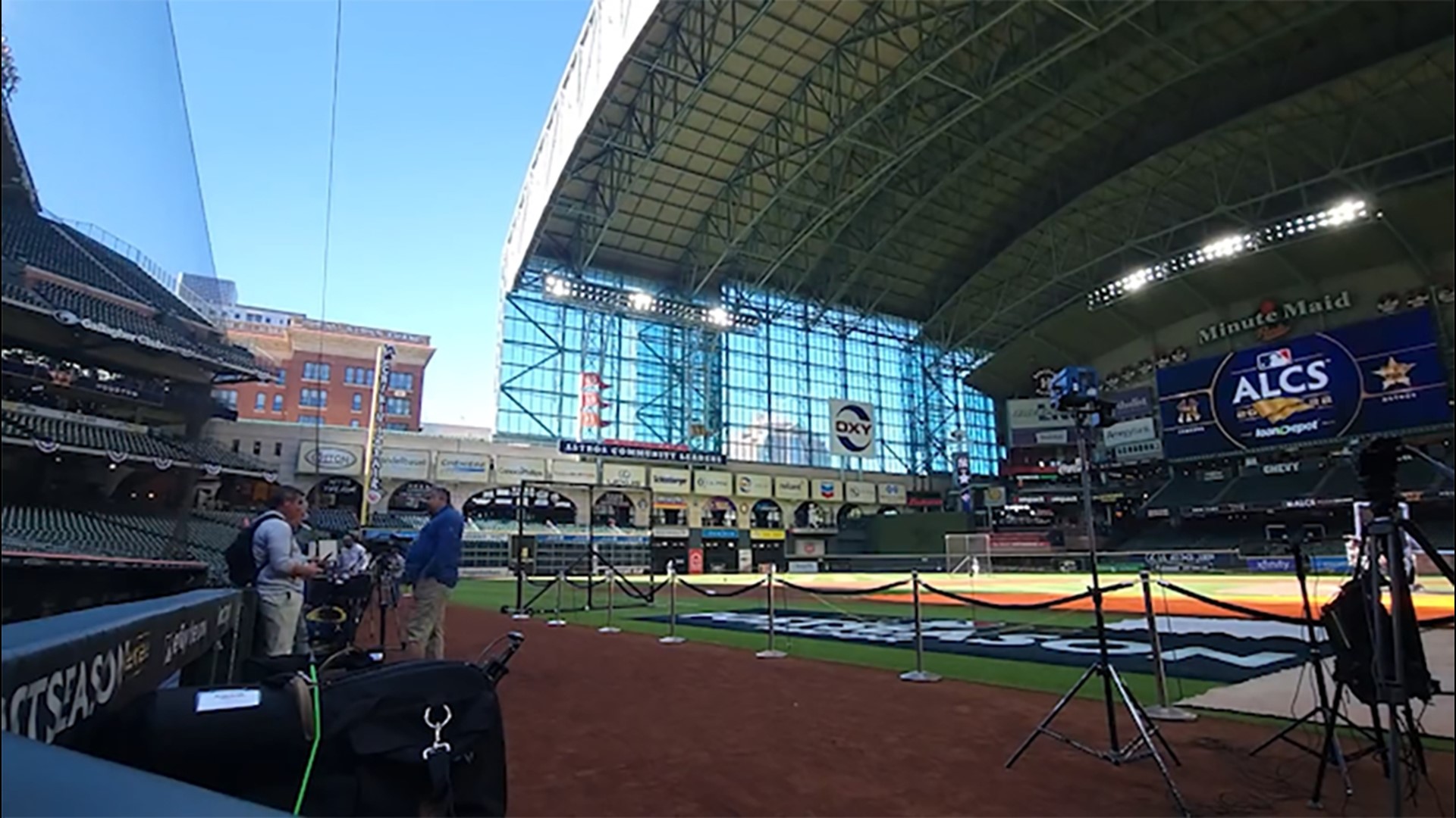 This time-lapse video shows the Minute Maid Park roof closing ahead of Game 1 of the 2022 ALCS between the Astros and Yankees.