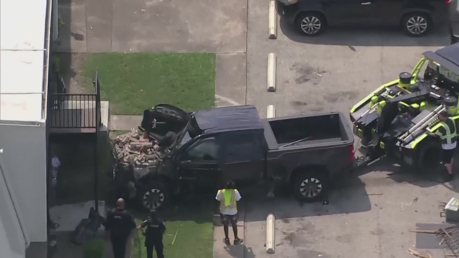 Chase ends in crash at north Harris County apartment complex | khou.com