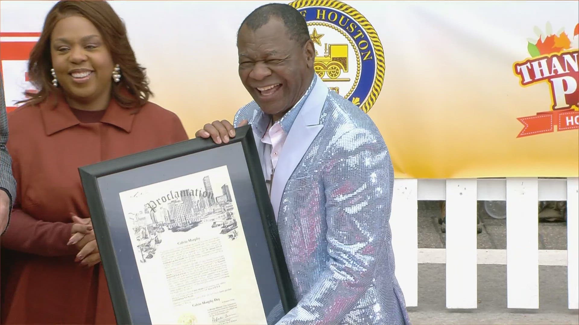 Houston Mayor Sylvester gives Rockets Hall of Famer Calvin Murphy his own day and the key tot he city at the H-E_B Thanksgiving Day Parade.