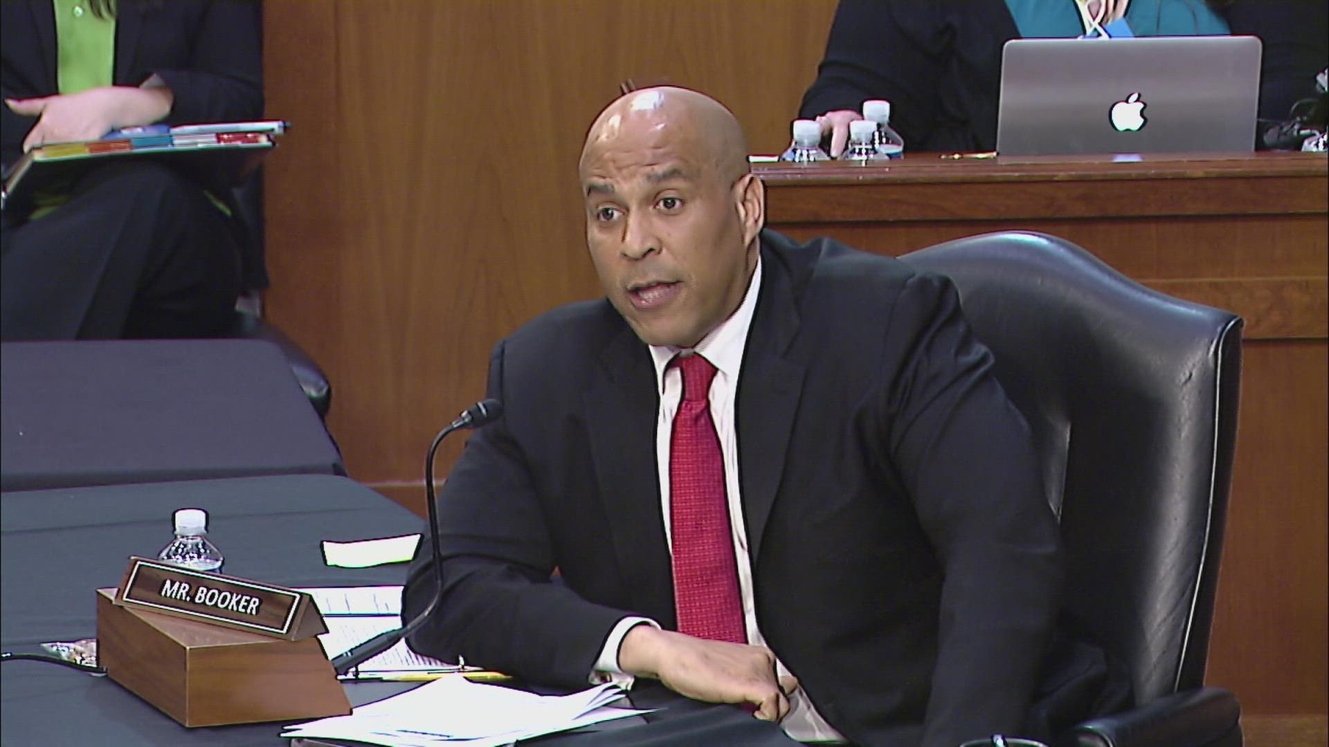 Sen. Cory Booker gives emotional speech to Ketanji Jackson during Supreme  Court hearing