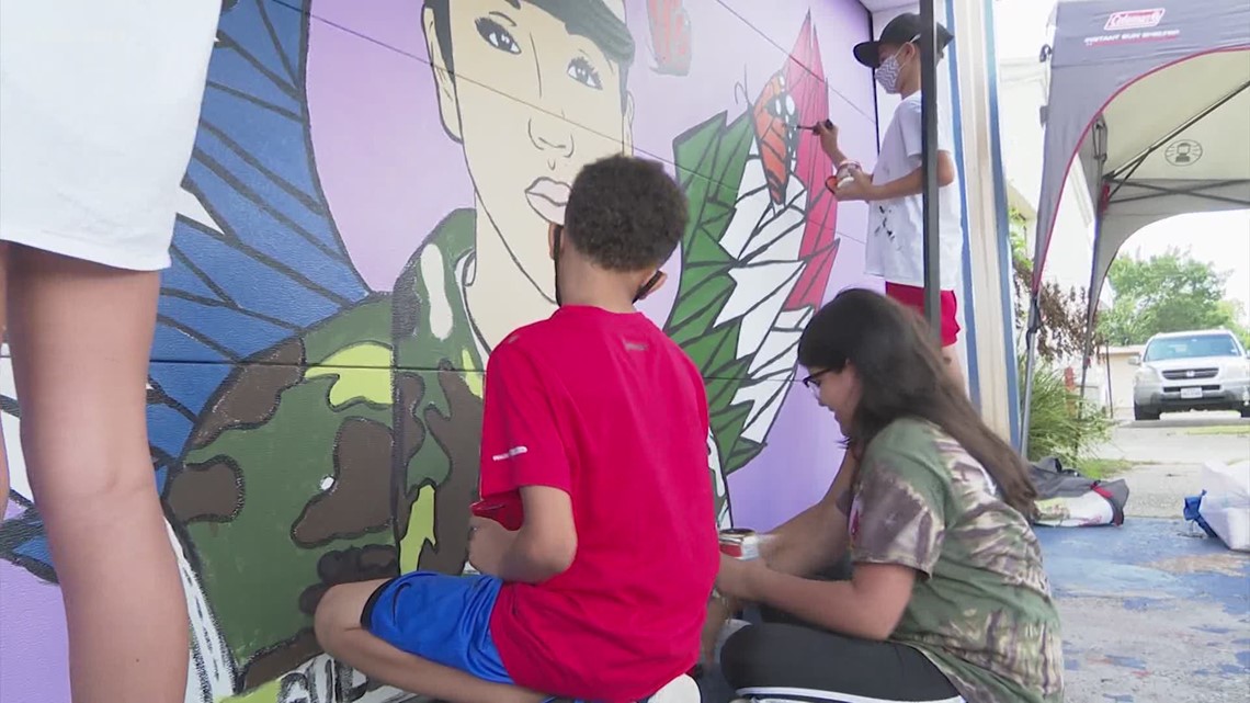 Art students paint Vanessa Guillen mural in Pasadena | khou.com