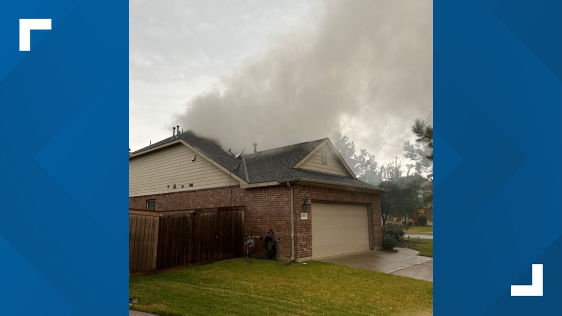 Sambaran petir memicu kebakaran di rumah keluarga Atascocita