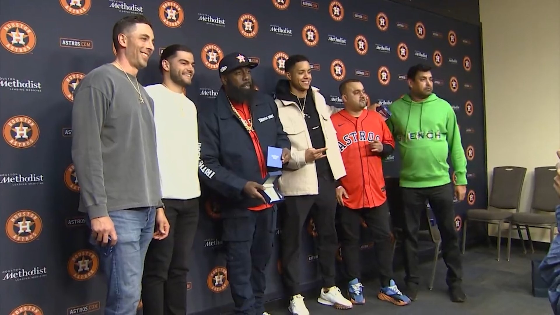 Trae Tha Truth teamed up with Iceman Nick to give out some special diamond pendants with the throwback Astros logo.