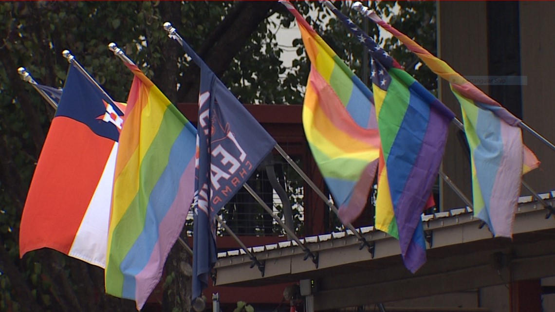 Komunitas LGBTQ Houston bereaksi terhadap penembakan massal di Colorado