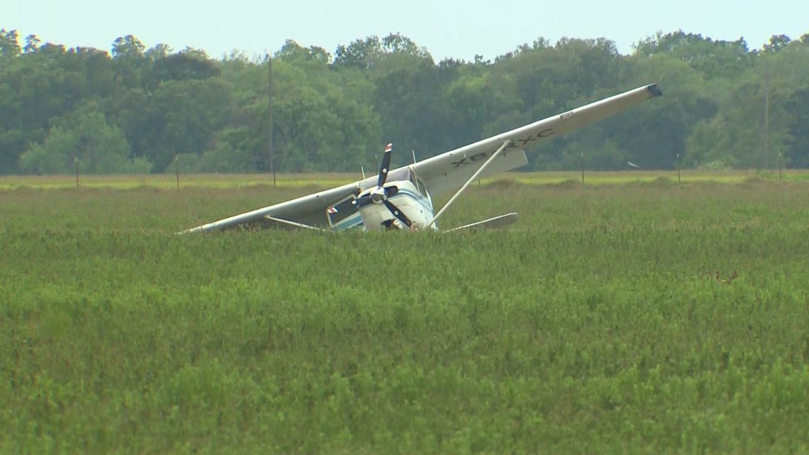 Pesawat kecil jatuh di lapangan dekat Beasley di Fort Bend County, kata FBCSO