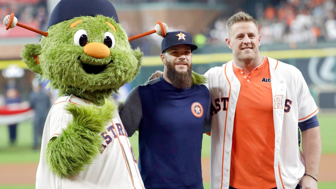 Merry Christmas from me, the Astros, Orbit, and the Shooting Stars! Thanks  for fragmented79 for the tickets to this awesome photo op! : r/Astros