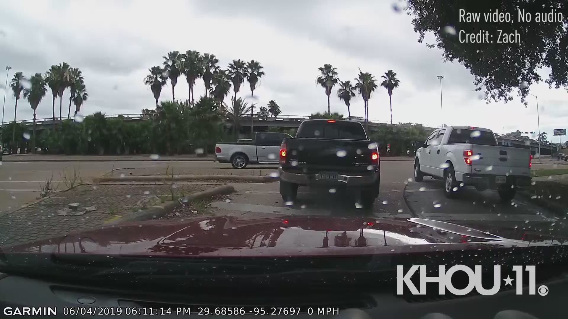 Watch as a truck driver "threads the needle" between a Metro bus and another driver on the Gulf Freeway frontage road. Credit: Zach via Reddit