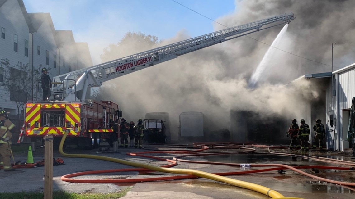 HFD memerangi kebakaran gudang di Wakefield Drive di NW Houston